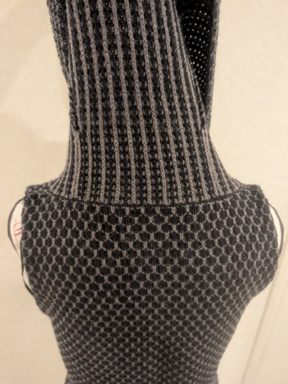 Nine West Black & Gray Honeycomb Knit Sleeveless Hooded Sweater Size Medium - Picture 8 of 8